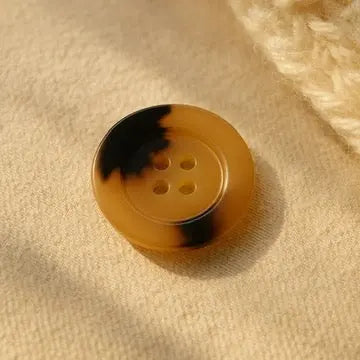 Knopf aus Galalith⎜ Hell Lianne.shop Strickzubehör