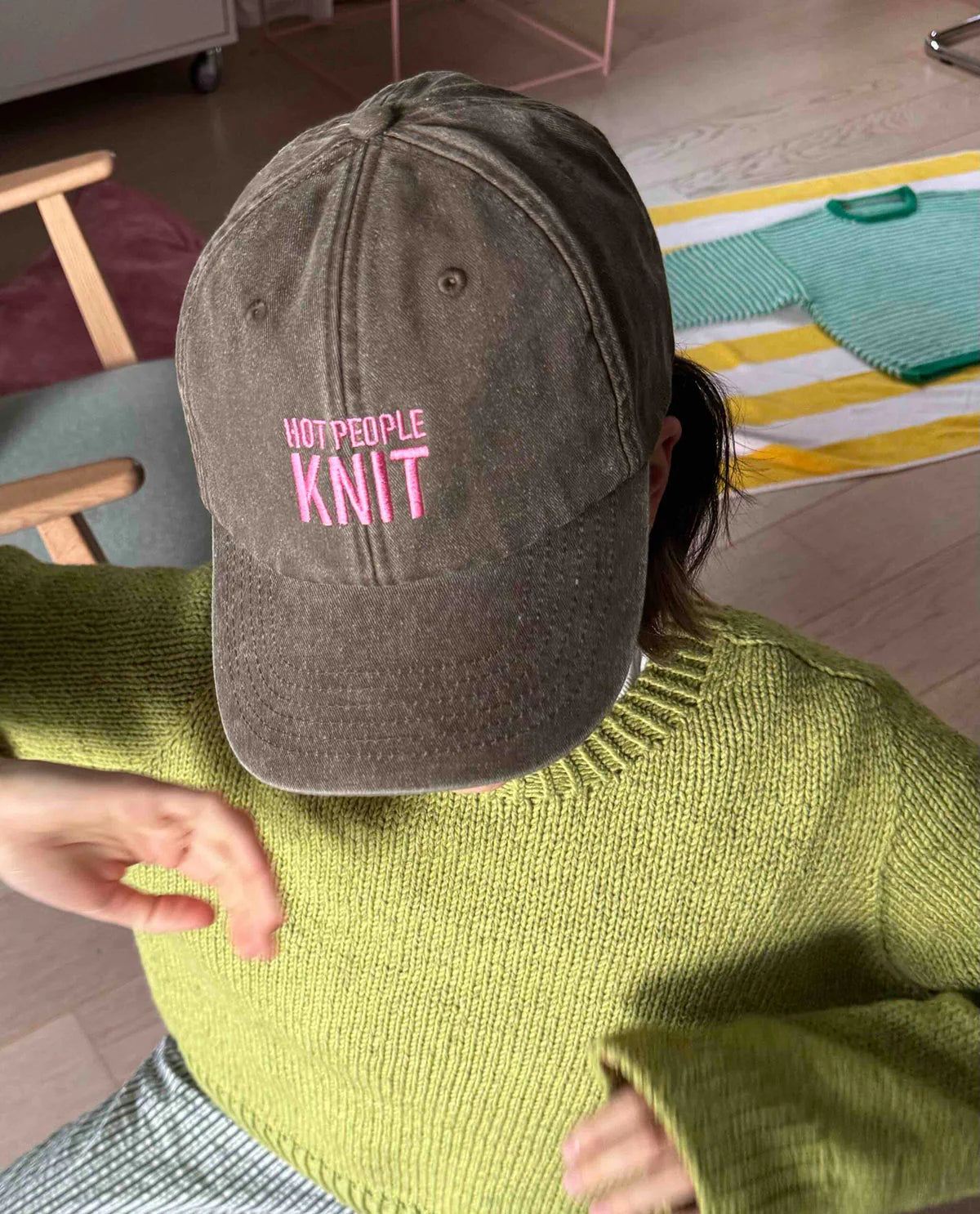 Bestickte Schildkappe HOT PEOPLE KNIT