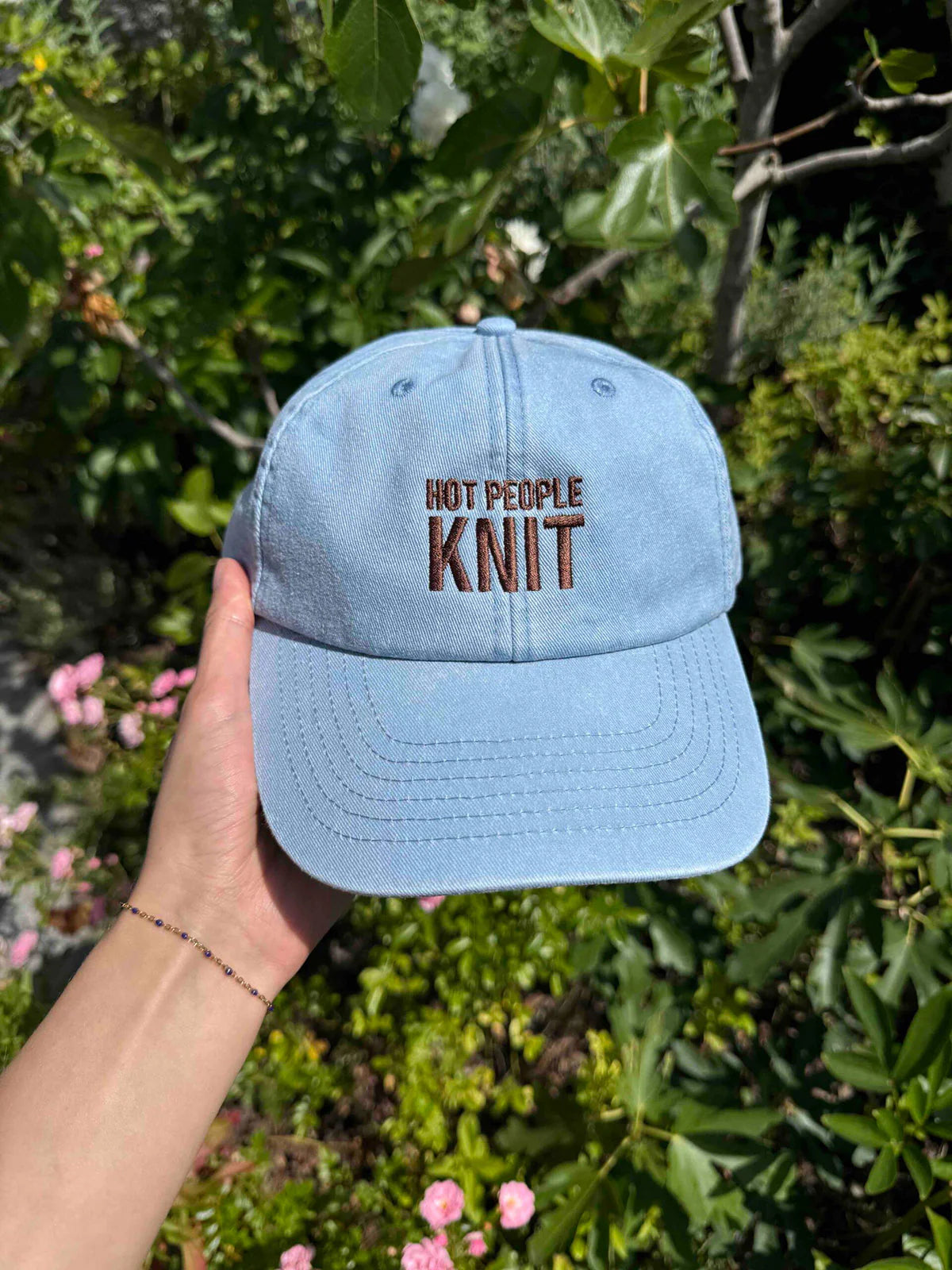 Bestickte Schildkappe HOT PEOPLE KNIT